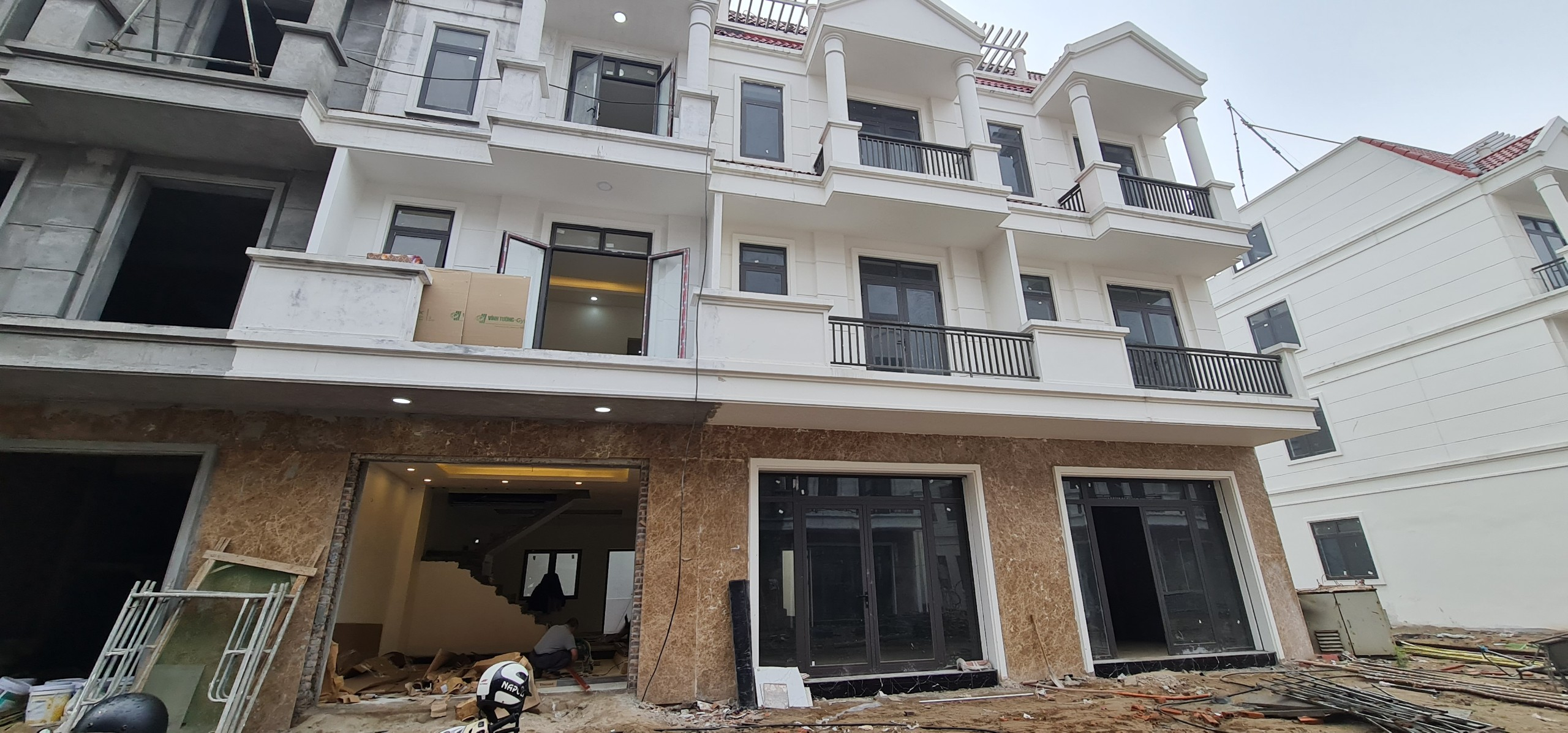 Công trình Khu công nghiệp Vsip Bắc Ninh lắp đặt cửa gỗ